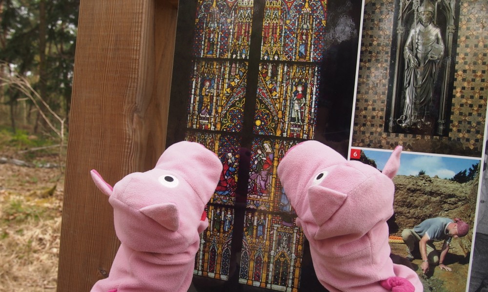 In einem Domfenster ist eine goldene Kartoffel dargestellt, welche von Königen angebetet wird.