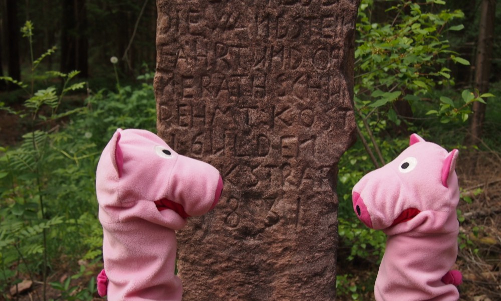 Ein Verbotsstein: "Wer neber die Wandstein fährt und ohne Rathschuh rehmt, köst 1 Gulden 30, Straf 1831."