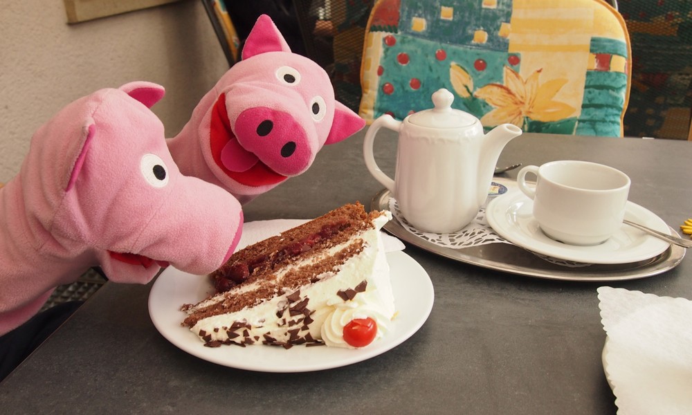 Lokale Spezialitäten werden probiert. Es handelt sich leider nicht um Kartoffeltorte.