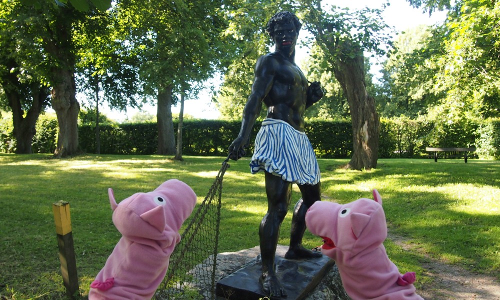 Im Schlossgarten wird gefischt. 