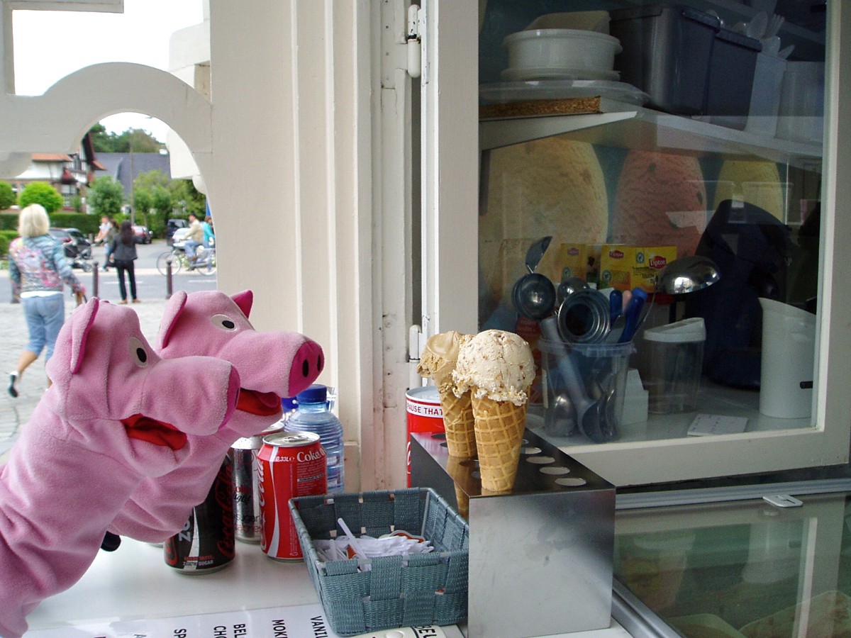 Nach den Fritten bestellen sich die Schweine noch je ein Eis.