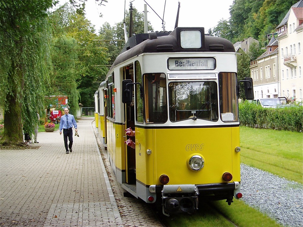 ... mit der Straßenbahn ...