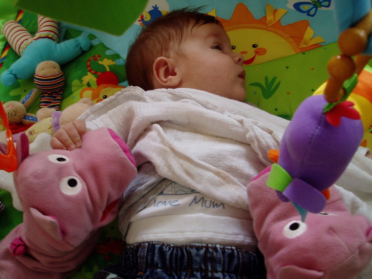 Noch schön zudecken, damit der kleine nicht friert! Gleich ist Babyschwimmen!