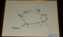 Im Schaufenster einer Galerie: Schweine-Akt von Picasso